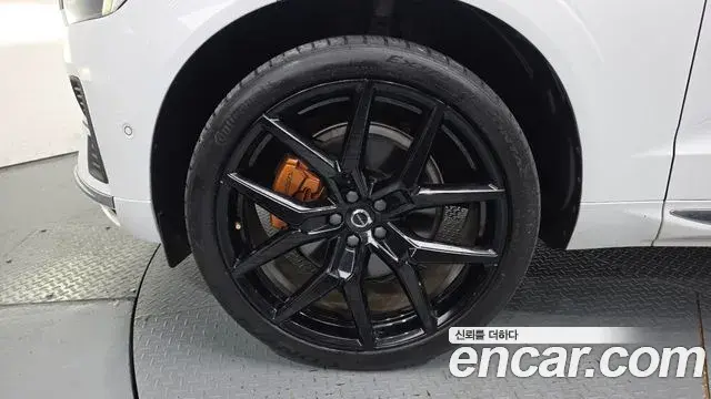 Volvo XC60 2023 — Photo 5/20