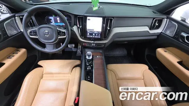 Volvo XC60 2023 — Photo 7/20