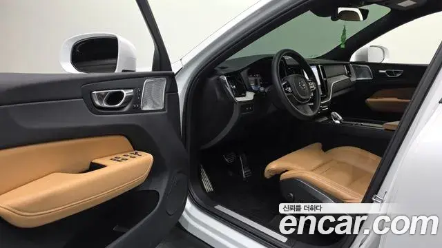 Volvo XC60 2023 — Photo 10/20