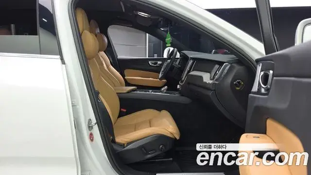 Volvo XC60 2023 — Photo 11/20