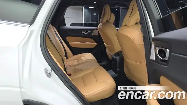 Volvo XC60 2023 — Photo 12/20