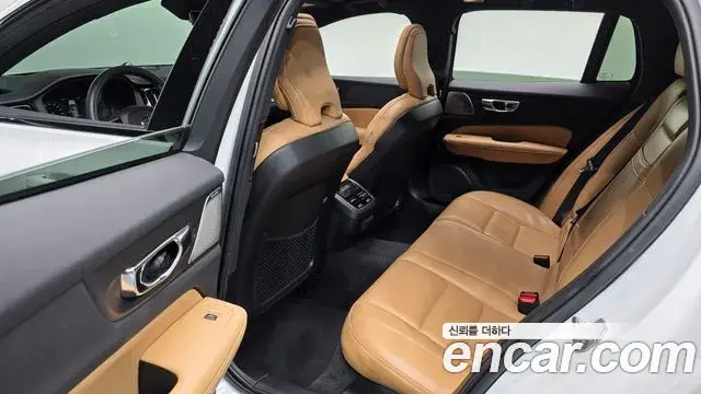 Volvo V60 Cross Country 2019 — Фото 12/20