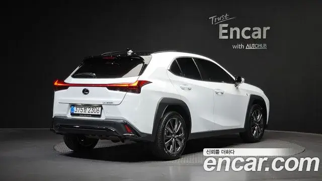 Lexus UX300h 2025 — Photo 2/20