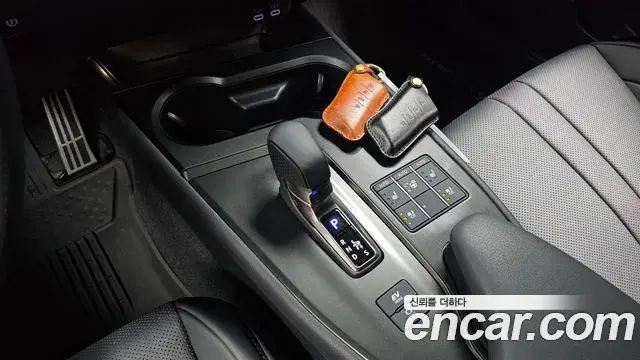 Lexus UX300h 2025 — Photo 9/20