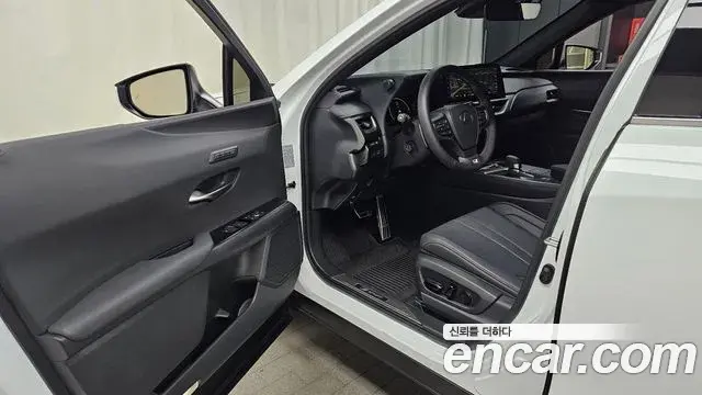 Lexus UX300h 2025 — Photo 10/20