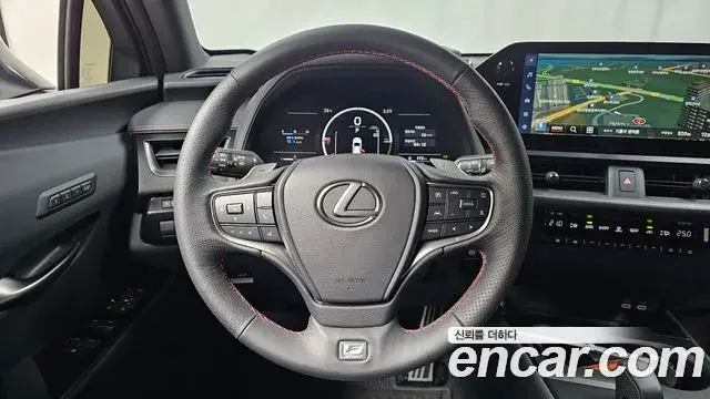 Lexus UX300h 2025 — Photo 13/20