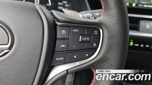 Lexus UX300h 2025 — Photo 15/20