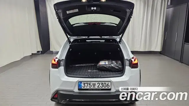 Lexus UX300h 2025 — Photo 18/20