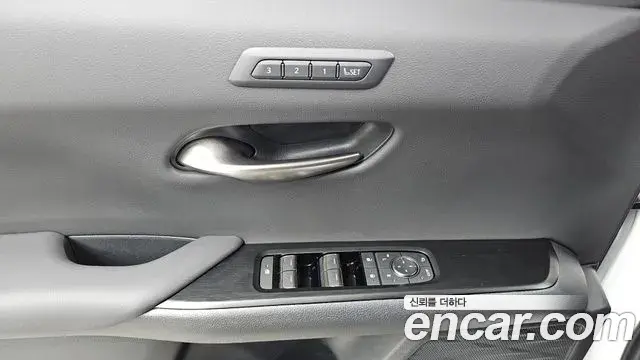 Lexus UX300h 2025 — Photo 19/20