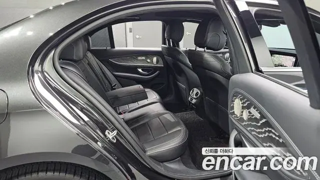 Mercedes-Benz E-Class 2021 — Photo 11/20