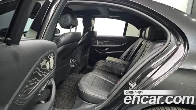 Mercedes-Benz E-Class 2021 — Photo 12/20