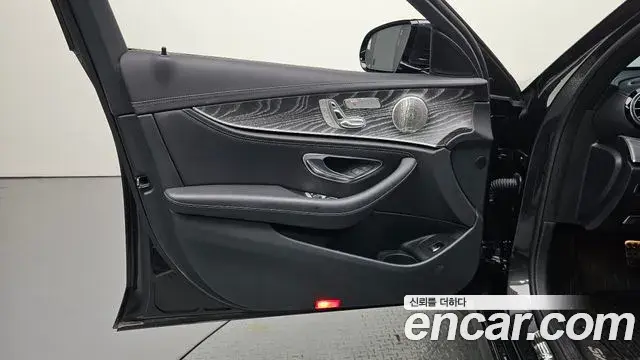 Mercedes-Benz E-Class 2021 — Photo 20/20