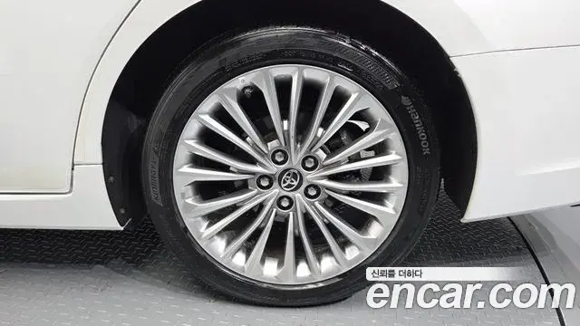 Toyota Avalon 2019 — ფოტო 5/20
