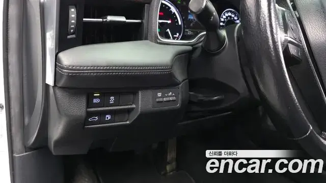 Toyota Avalon 2019 — ფოტო 17/20