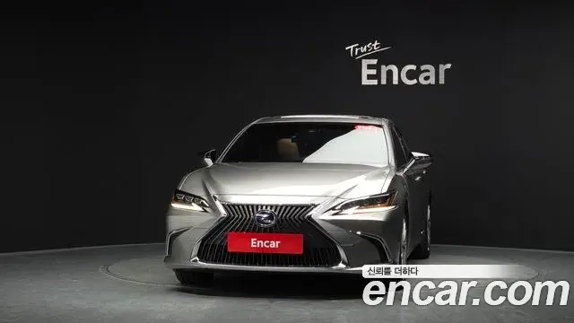Lexus ES300h 2020 — Photo 3/20