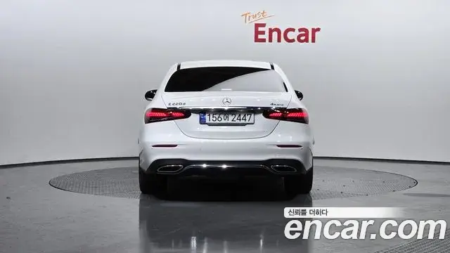 Mercedes-Benz E-Class 2023 — Photo 3/20