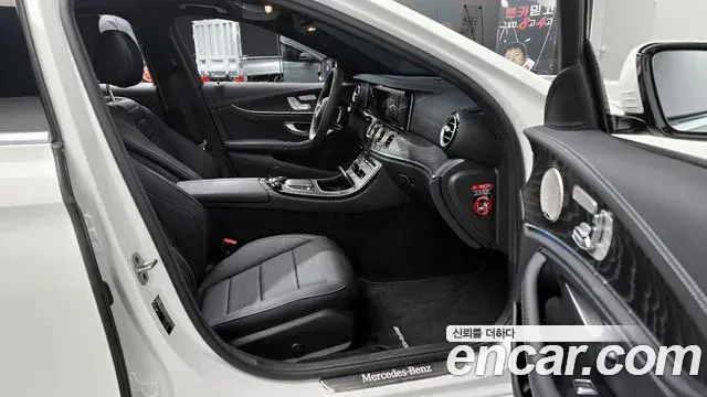 Mercedes-Benz E-Class 2023 — Photo 11/20
