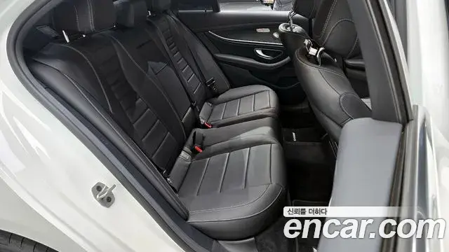 Mercedes-Benz E-Class 2023 — Photo 12/20