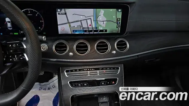 Mercedes-Benz E-Class 2023 — Photo 16/20