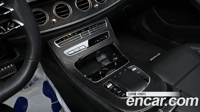 Mercedes-Benz E-Class 2023 — Photo 17/20