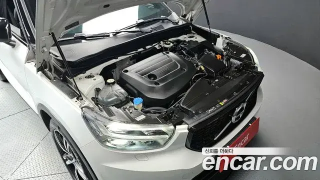 Volvo XC40 2020 — Şəkil 13/19