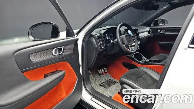 Volvo XC40 2020 — Şəkil 17/19