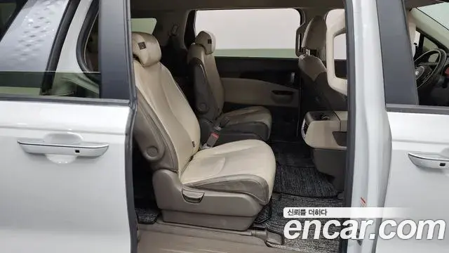 Kia Carnival 2021 — Photo 12/20