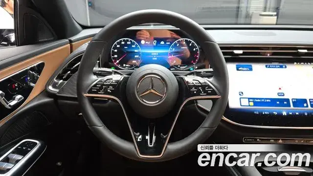 Mercedes-Benz E-Class 2025 — Photo 13/20