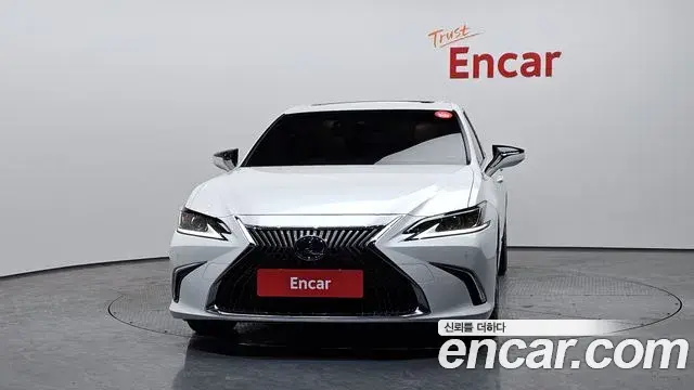 Lexus ES300h 2020 — Photo 3/20