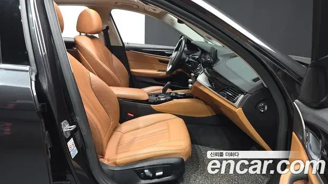 BMW 5 Series 2019 — Photo 12/20