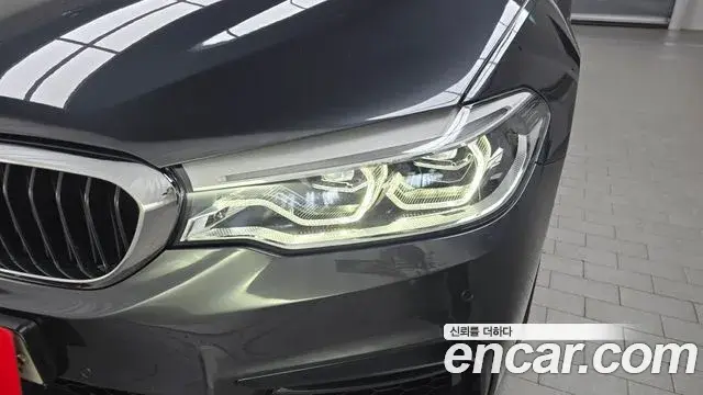 BMW 5 Series 2019 — Şəkil 28/32