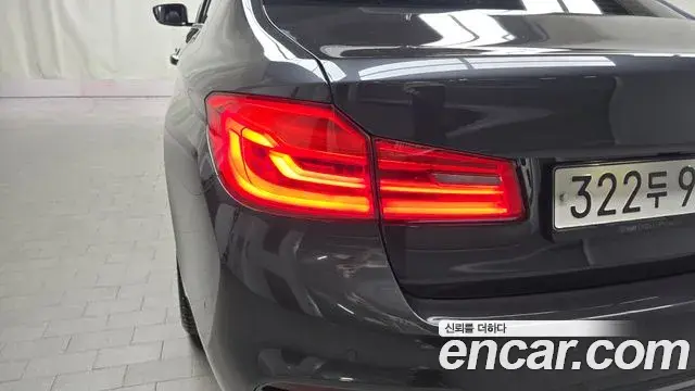 BMW 5 Series 2019 — Şəkil 13/32