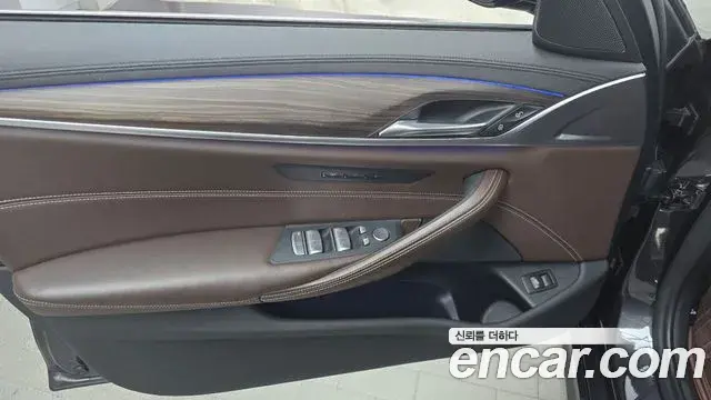 BMW 5 Series 2019 — Şəkil 30/32