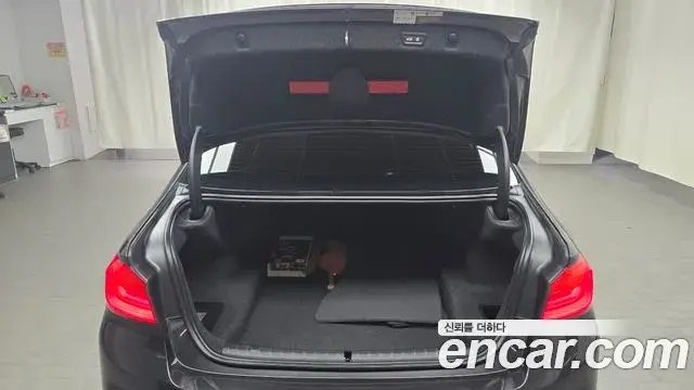 BMW 5 Series 2019 — Şəkil 24/32