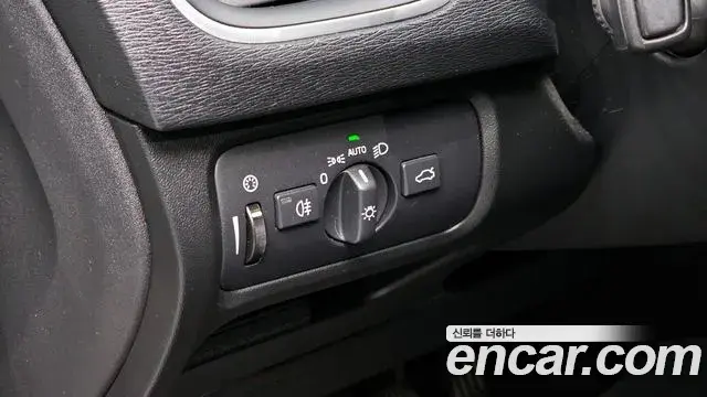 Volvo V40 Cross Country 2019 — Photo 6/20