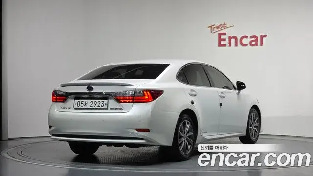 Lexus ES300h 2018 — Photo 2/20