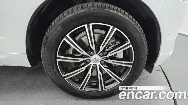 Volvo XC60 2021 — Şəkil 22/38