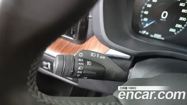 Volvo XC60 2021 — Şəkil 8/38