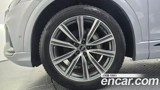 Audi Q7 2021 — Photo 5/20