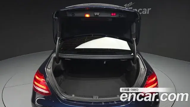 Mercedes-Benz E-Class 2019 — Photo 20/20