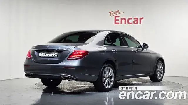 Mercedes-Benz E-Class 2018 — Şəkil 26/30