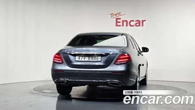 Mercedes-Benz E-Class 2018 — Şəkil 25/30