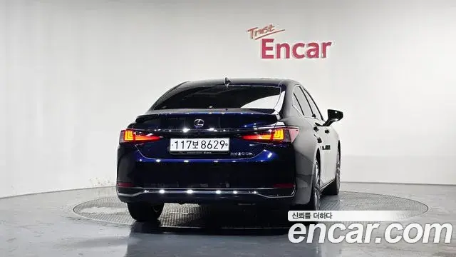 Lexus ES300h 2023 — Şəkil 22/33