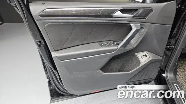 Volkswagen Tiguan 2021 — Şəkil 29/32