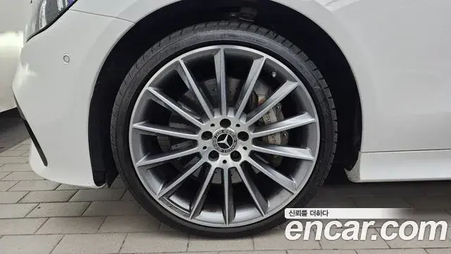 Mercedes-Benz E-Class 2022 — Photo 5/20