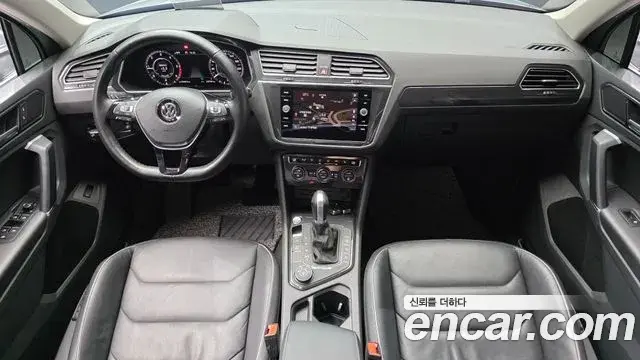 Volkswagen Tiguan 2018 — ფოტო 24/30