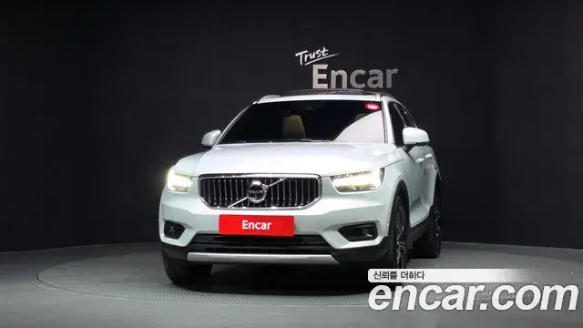 Volvo XC40 2020 — ფოტო 13/32