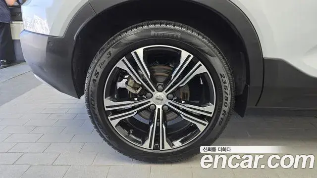 Volvo XC40 2020 — ფოტო 20/32