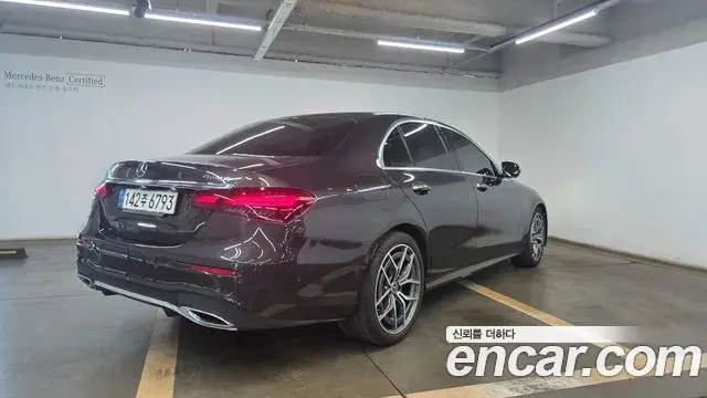 Mercedes-Benz E-Class 2022 — Photo 15/20
