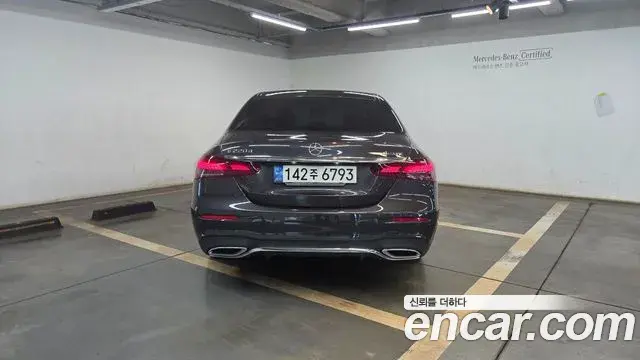 Mercedes-Benz E-Class 2022 — Photo 11/20